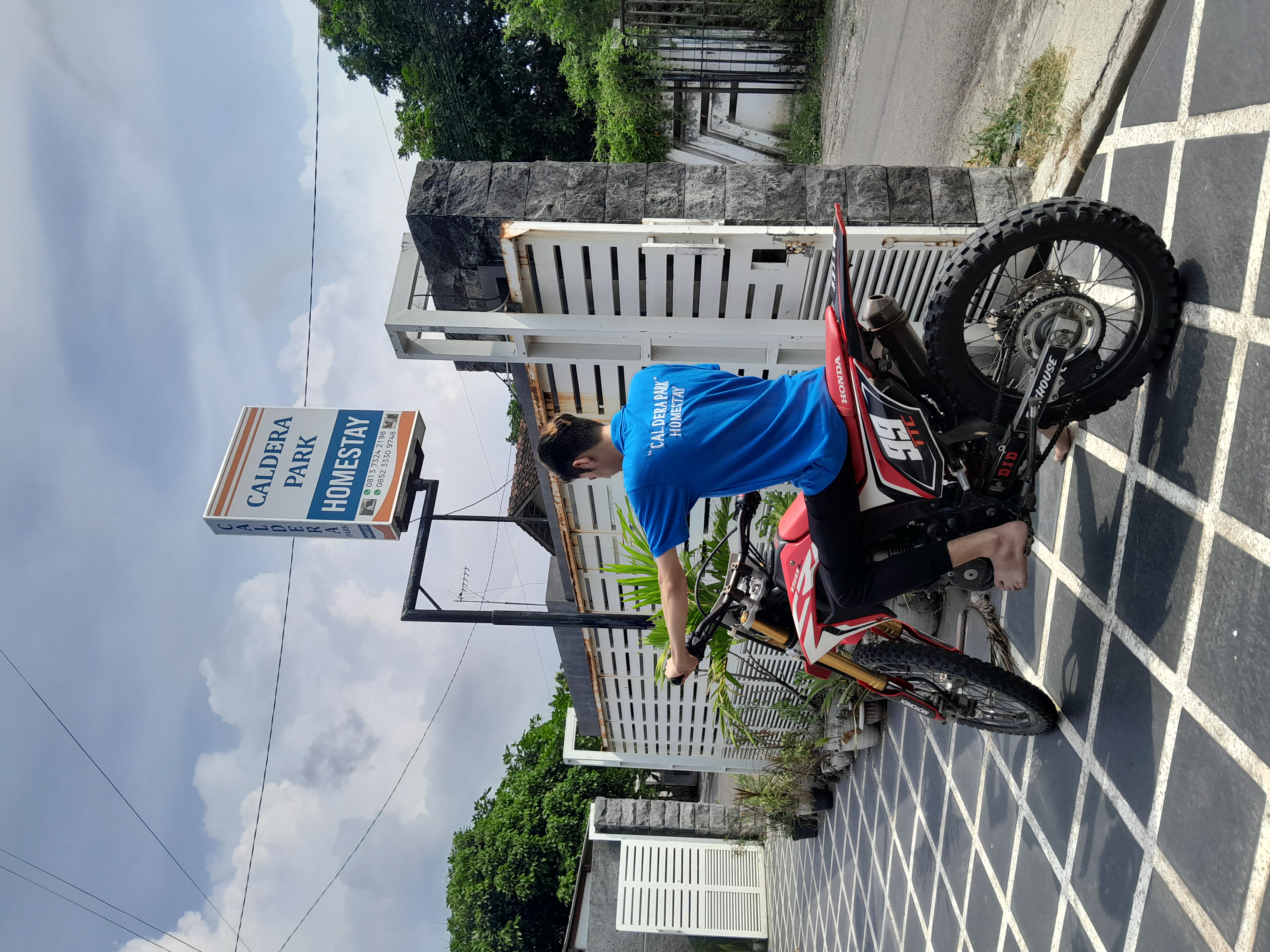 Foto depan homestay dengan motor