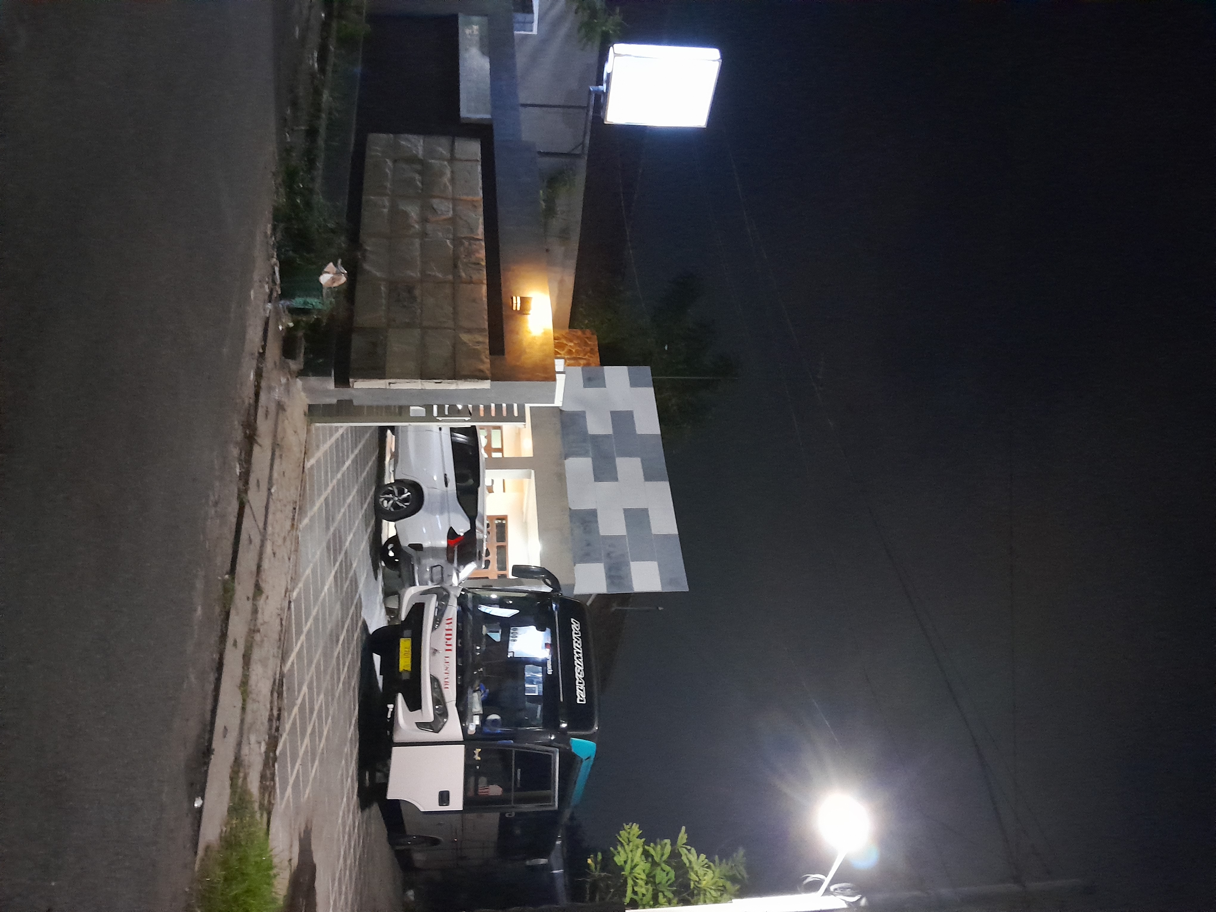 Tampilan depan homestay pada malam hari