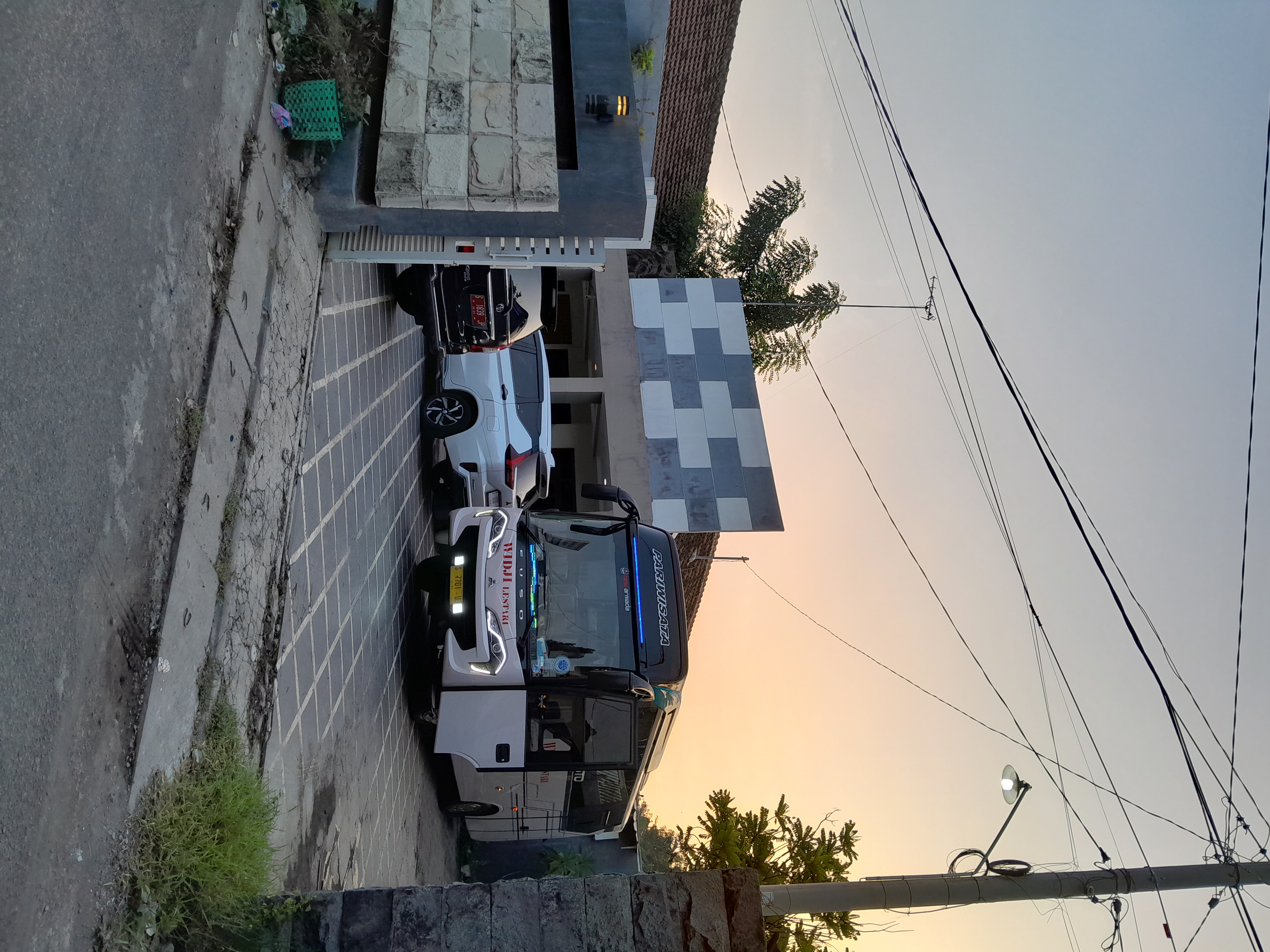 Area parkir dengan bus pariwisata