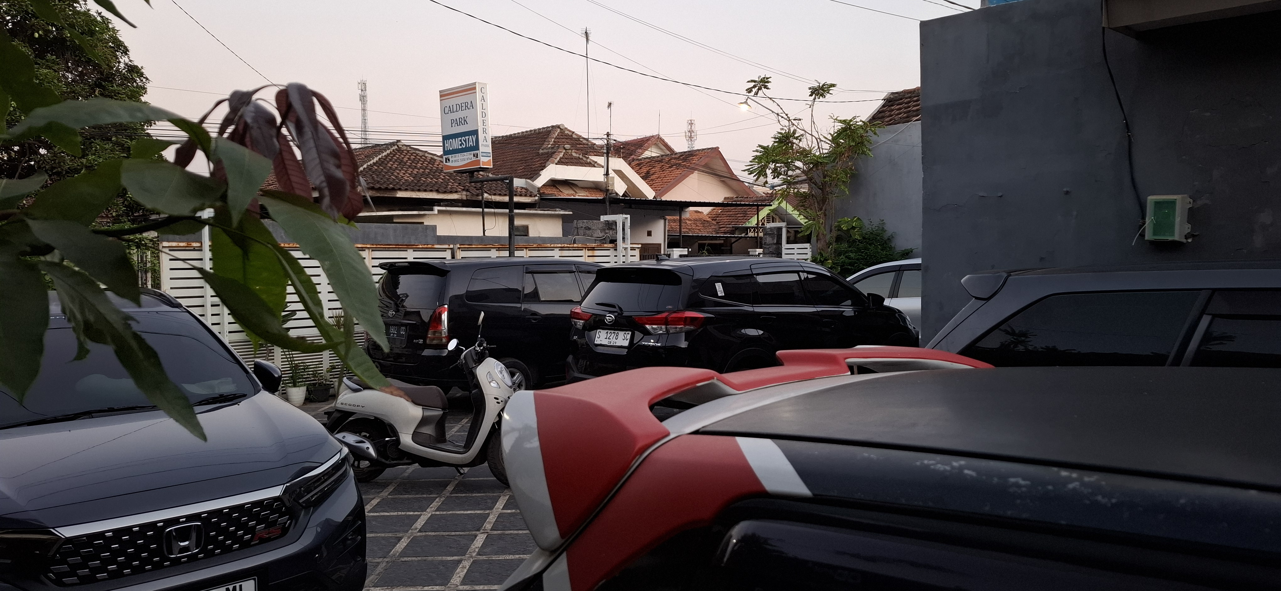 Area parkir dengan mobil